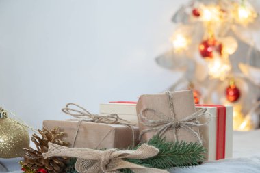 Noel yer ayarı ile şerit ve yılbaşı süsleri