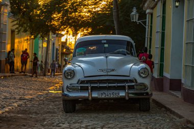 Küba 'nın Trinidad şehrinin sokaklarındaki efsanevi Chrysler. Resim batan güneşte çekildi. Güzel renkler ve araba.