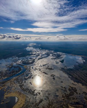 Baharda Berezina Nehri taşar, Dinyeper Nehri havzası. Küçük bir nehir güçlü bir akıntıya dönüşür..