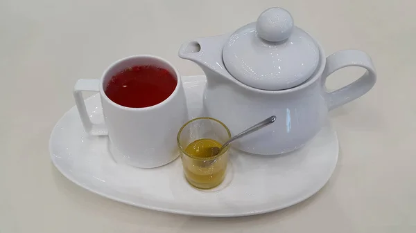 Tee Mit Honig Weißes Teeservice Teekanne Tasse Und Honig — Stockfoto