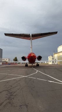 Uçak kuyruğu. Uçağın kuyruk kısmı havaalanında duruyor.