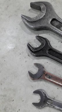 Bir takım anahtarlar. Eski anahtarlar. Tamirci aletleri.