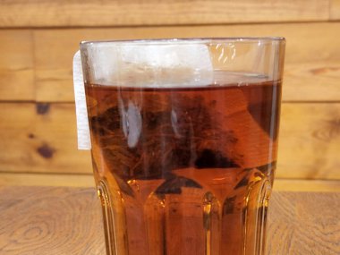 - Çay. Bardakta demlenmiş siyah çay. Sıcak demlenmiş çay.