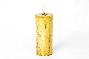 Beyaz arka planda antik, kalın bir mum. Antik antik mum