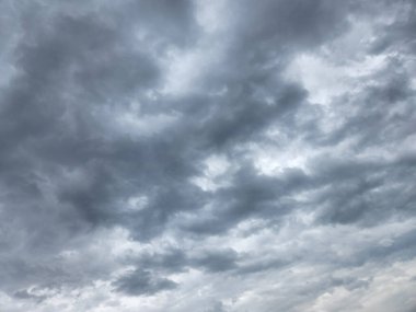 Fırtınadan önce gökyüzü. Kara fırtına bulutları