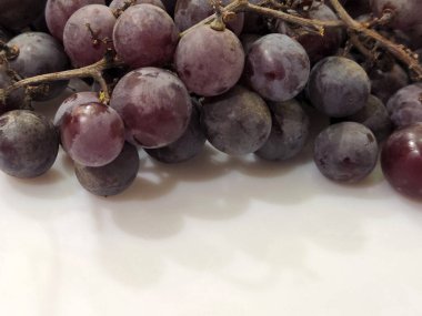 Kırmızı üzümler. Beyaz arka planda olgun kırmızı üzümler