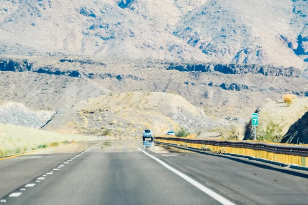 Nevada, usa - circa 2011: autobahn in nevada, usa circa sommer 2011. — Stockfoto