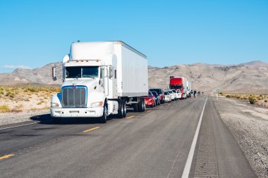 Ölüm Vadisi Milli Parkı, ABD - 2011 yaklaşık: Ölüm Vadisi Milli Parkı, Nevada, ABD Yaz 2011 yaklaşık yolda kamyon.