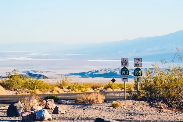 Death-Valley-Nationalpark, USA - ca. 2011: Straße im Death-Valley-Nationalpark, Nevada, USA ca. Sommer 2011. — Stockfoto