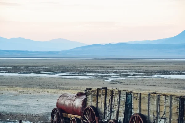 PARQUE NACIONAL DEL VALLE DE LA MUERTE, Estados Unidos - CIRCA 2011: viejo vagón oxidado en las colinas del Parque Nacional del Valle de la Muerte, Nevada, Estados Unidos alrededor del verano de 2011 . —  Fotos de Stock