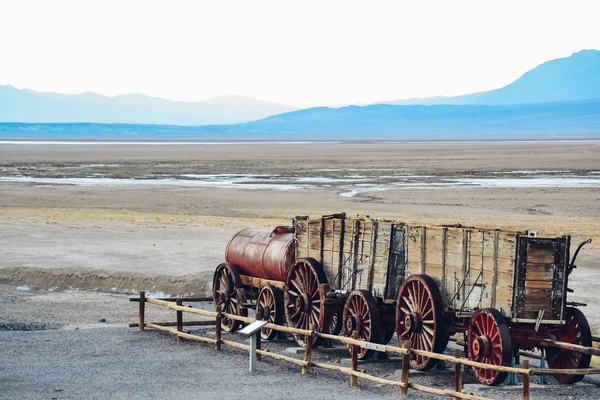 PARQUE NACIONAL DEL VALLE DE LA MUERTE, Estados Unidos - CIRCA 2011: viejo vagón oxidado en las colinas del Parque Nacional del Valle de la Muerte, Nevada, Estados Unidos alrededor del verano de 2011 . —  Fotos de Stock