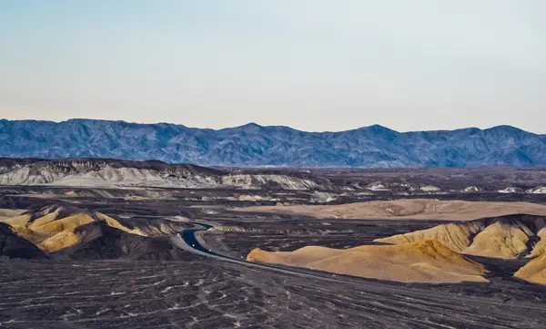 VALE DE MORTE PARQUE NACIONAL, EUA - CIRCA 2011: as colinas e montanhas no Parque Nacional do Vale da Morte no crepúsculo, Nevada, EUA por volta do verão de 2011 . — Fotografia de Stock