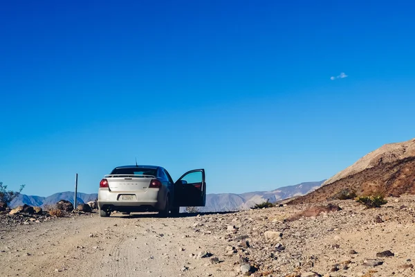 VALE DE MORTE PARQUE NACIONAL, EUA - CIRCA 2011: carro na estrada nas colinas do Parque Nacional do Vale da Morte, Nevada, EUA por volta do verão de 2011 . — Fotografia de Stock