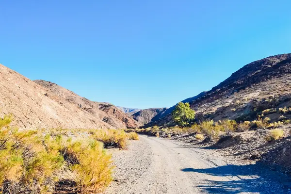 Death-Valley-Nationalpark, USA - ca. 2011: Straße in den Hügeln und Bergen im Death-Valley-Nationalpark, Nevada, USA ca. Sommer 2011. — Stockfoto