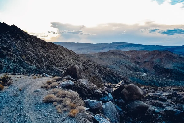 Ölüm Vadisi Milli Parkı, ABD - 2011 yaklaşık: tepeler ve dağlar Ölüm Vadisi Milli Parkı, Nevada, ABD Yaz 2011 yaklaşık road.