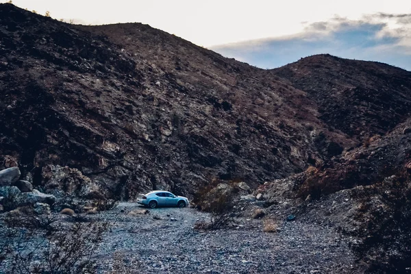 Death-Valley-Nationalpark, USA - ca. 2011: Auto in den Hügeln und Bergen des Death-Valley-Nationalparks, Nevada, USA ca. Sommer 2011. — Stockfoto