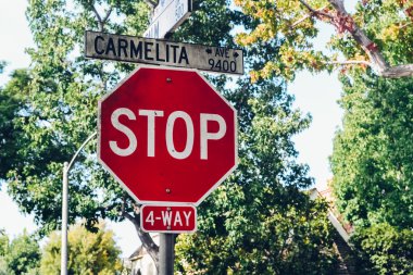 Los Angeles - 2011 yaklaşık: Dur yol işareti Yaz 2011 yaklaşık şehir Los Angeles, Kaliforniya, ABD.