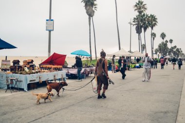 Los Angeles - 2011 yaklaşık: Venice Beach Los Angeles, Kaliforniya, ABD deki insanlar yaklaşık Yaz 2011-akşam.