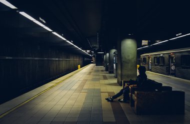 Los Angeles - 2011 yaklaşık: metro istasyonu Los Angeles Yaz 2011 yaklaşık gece kez, Kaliforniya, ABD.