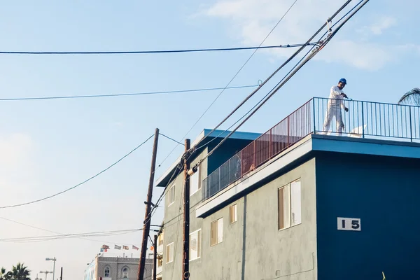 ロサンゼルス - 2011年年頃: 男の描きアット ベニス ビーチ ロスアンジェルス、カリフォルニア、米国で 2011 年夏頃の家の屋根の上フェンス. — ストック写真