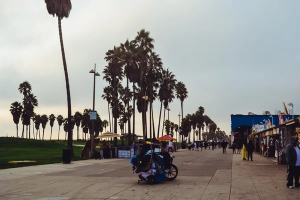 LOS ANGELES - CIRCA 2011: people in the evening at Venice Beach in Los Angeles, California, USA circa summer 2011. — Stock Photo, Image