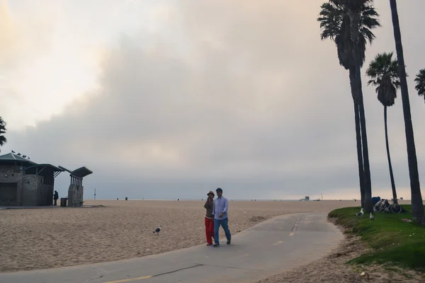 Los Angeles - Circa 2011: mensen in de avond op Venice Beach in Los Angeles, Californië, Usa circa zomer 2011. — Stockfoto