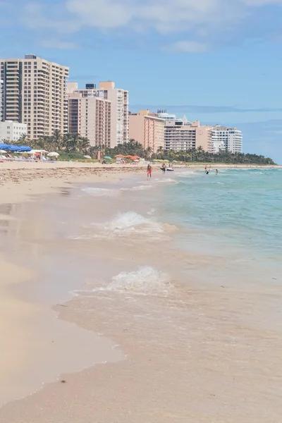 Miami Beach, Fl - 2011 yaklaşık: Yaz 2011 yaklaşık Miami Beach, Florida, ABD mavi okyanus plaj görünümünü.