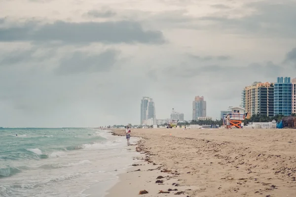 MIAMI BEACH, FL - CIRCA 2011: vista da praia em um dia chuvoso e mal-humorado em Miami Beach, Flórida, EUA por volta do verão de 2011 . — Fotografia de Stock