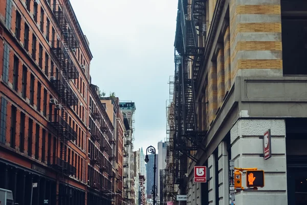 NEW YORK - CIRCA 2014: Street and architecture in downtown Manhattan in New York City, NY, USA circa summer 2014. — Stock Photo, Image