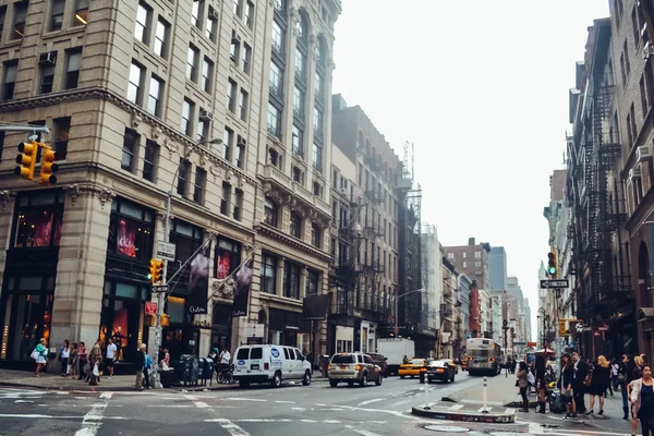 New york - circa 2014: straße und architektur in der mitte von manhattan in new york city, ny, usa circa sommer 2014. — Stockfoto