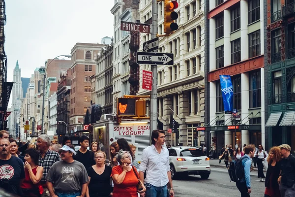 NUEVA YORK - CIRCA 2014: personas en las calles del centro de Manhattan en Nueva York, NY, EE.UU. alrededor del verano de 2014 . — Foto de Stock