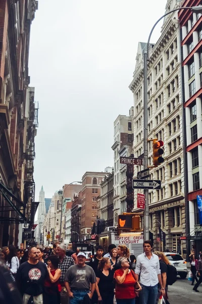 NUEVA YORK - CIRCA 2014: Calle y arquitectura en el centro de Manhattan en la ciudad de Nueva York, NY, USA alrededor del verano 2014 . — Foto de Stock