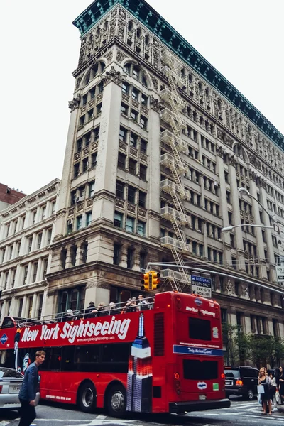 NUEVA YORK - CIRCA 2014: autobús turístico rojo en el centro de Manhattan en la ciudad de Nueva York, NY, EE.UU. circa verano 2014 . — Foto de Stock