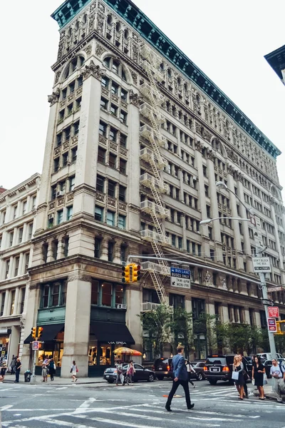 NEW YORK - CIRCA 2014: Strade e architettura nel quartiere di Wall Street a Manhattan, New York, New York, USA circa estate 2014 . — Foto Stock