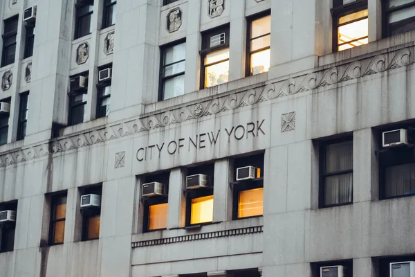 NEW YORK - CIRCA 2014 : Rues et architecture dans le quartier de Wall Street à Manhattan, New York, NY, États-Unis vers l'été 2014 . — Photo