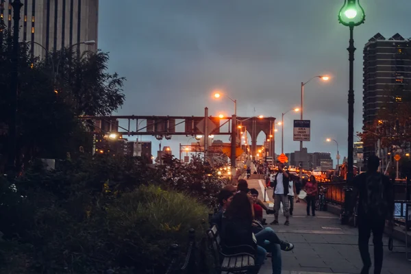 Nowy Jork - Circa 2014: widok na Brooklyn Bridge wieczorem w Manhattan, New York City, Ny, Usa, circa lato 2014. — Zdjęcie stockowe