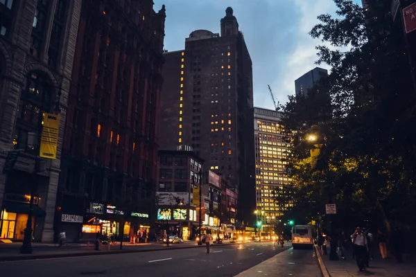 New York - Circa 2014: Gator och arkitekturen i distriktet Wall Street på Manhattan, New York City, Ny, Usa circa sommaren 2014. — Stockfoto