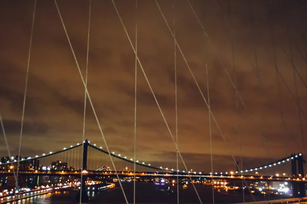 NUEVA YORK - CIRCA 2014: vista del centro de Manhattan por la noche desde el puente de Brooklyn En Nueva York, NY, Estados Unidos —  Fotos de Stock