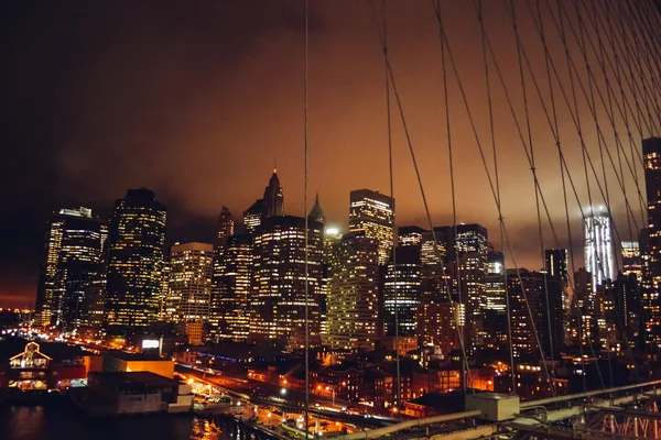 NUEVA YORK - CIRCA 2014: vista del centro de Manhattan por la noche desde el puente de Brooklyn En Nueva York, NY, Estados Unidos — Foto de Stock