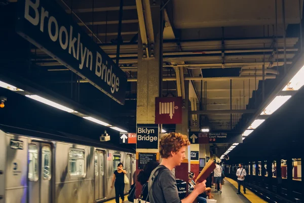 여름 2014 년경 뉴욕-2014 년경: 지하철 역에서 뉴욕 시티, 뉴욕, 미국. — 스톡 사진