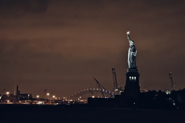 New York - cca 2014: pohled Socha svobody v noci od Manhattanu v New Yorku, Ny, Usa — Stock fotografie