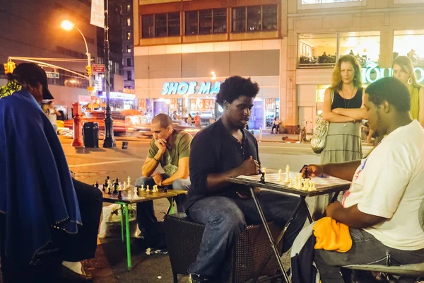 New York - Circa 2014: mensen op Union Square in de nachttijd In New York City, Ny, Usa circa zomer 2014. — Stockfoto