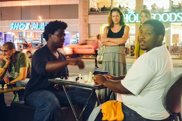 NOVA IORQUE - CIRCA 2014: pessoas na Union Square durante a noite Em Nova York, NY, EUA verão circa 2014 . — Fotografia de Stock