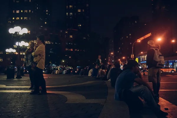 New york - circa 2014: menschen auf dem gewerkschaftsplatz in der nacht in new york city, ny, usa circa sommer 2014. — Stockfoto