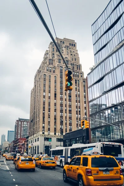 NEW YORK - CIRCA 2014 : Street and architecture in downtown Manhattan in New York City, NY, États-Unis vers l "été 2014 . — Photo