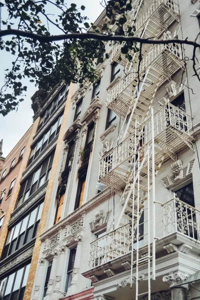 NUEVA YORK - CIRCA 2014: Calle y arquitectura en el centro de Manhattan en la ciudad de Nueva York, NY, USA alrededor del verano 2014 . — Foto de Stock