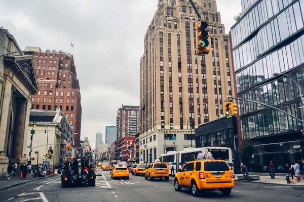 NOVA IORQUE - CIRCA 2014: Rua e arquitetura no centro de Manhattan, em Nova York, NY, EUA . — Fotografia de Stock