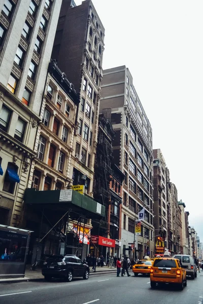 New york - circa 2014: straße und architektur in der mitte von manhattan in new york city, ny, usa circa sommer 2014. — Stockfoto