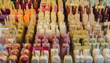 Santa Marta, COLOMBIA - CIRCA MARCH 2020: Santa Marta 'nın merkezindeki dondurmacı kafede her türlü tat ve rengin dondurması.