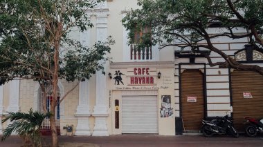 SANTA MARTA, COLOMBIA - CIRCA MARCH 2020: Kolombiya 'nın kuzeyinde eski İspanyol mimarisi ile şehir merkezinde beyaz cepheli koloni binaları.